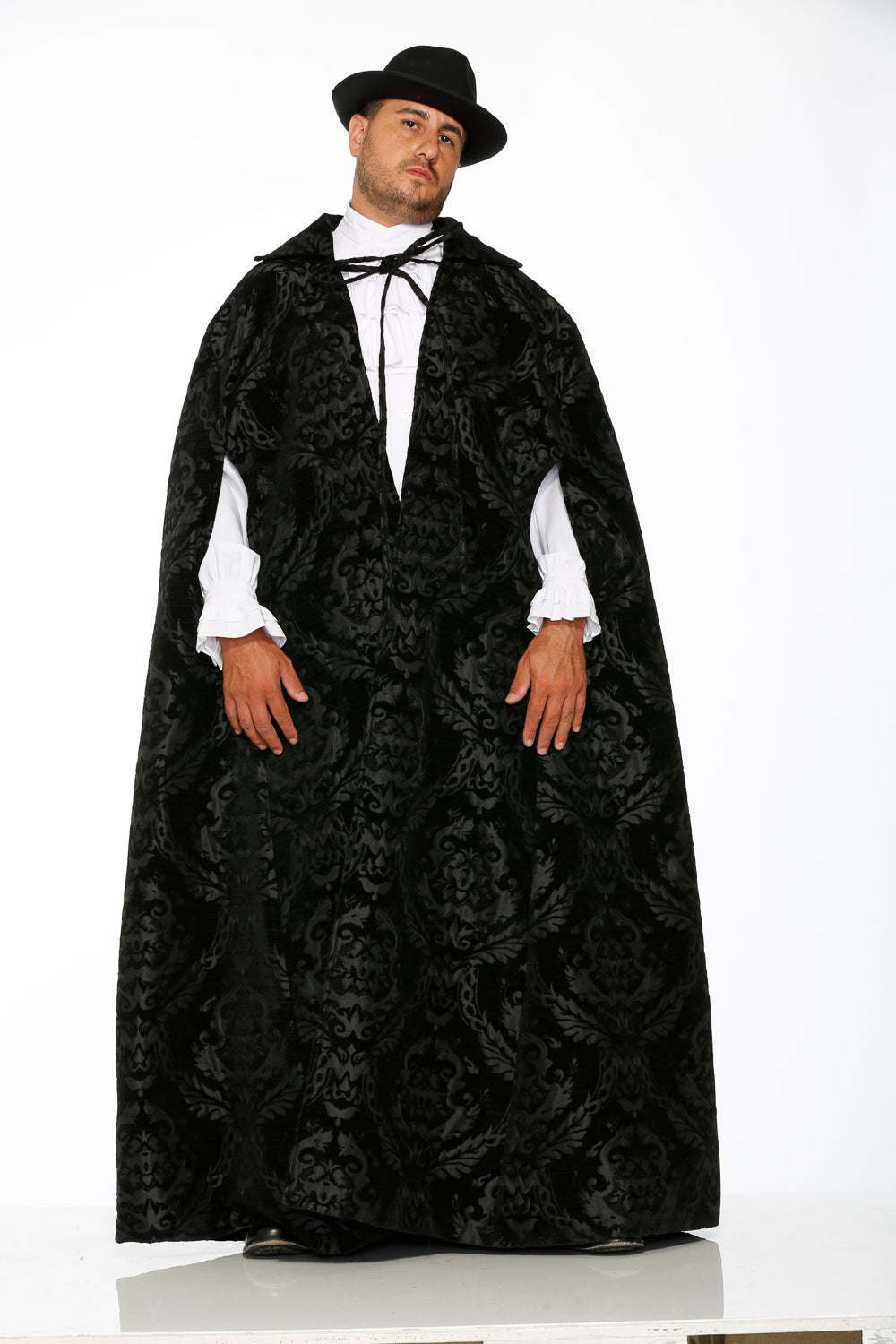90110 Capa de brocado negro para hombre