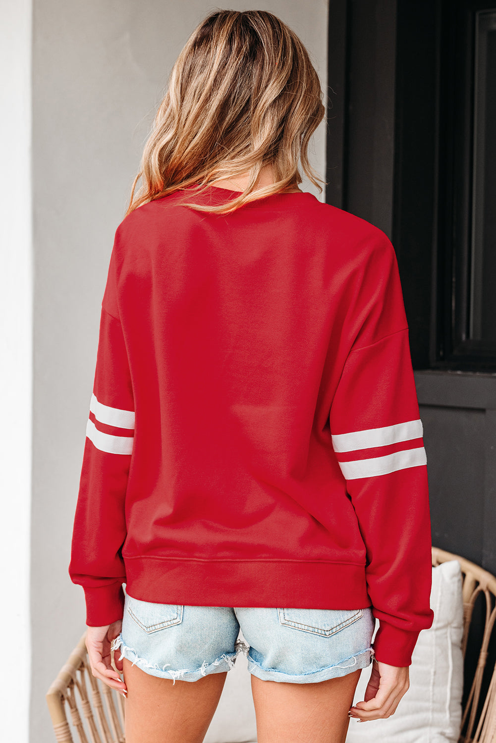 Sudadera Oversize Azul Cielo con Detalle de Rayas Universitarias y Hombros Caídos
