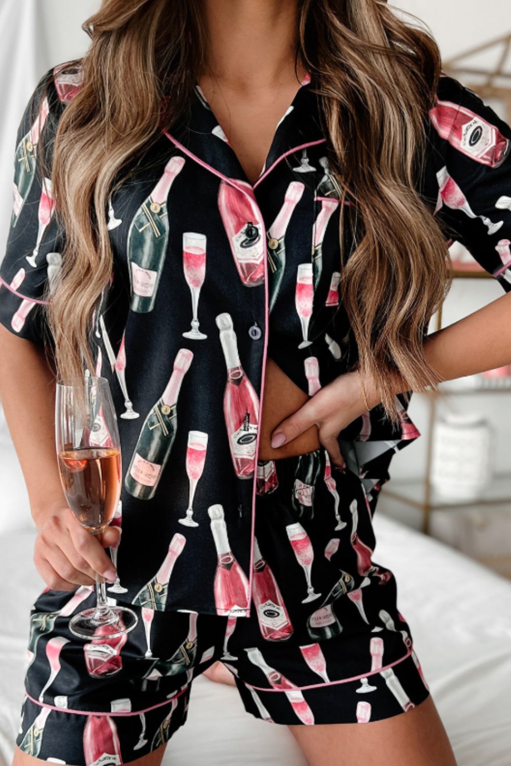 Conjunto de top de manga corta y shorts con estampado de champán