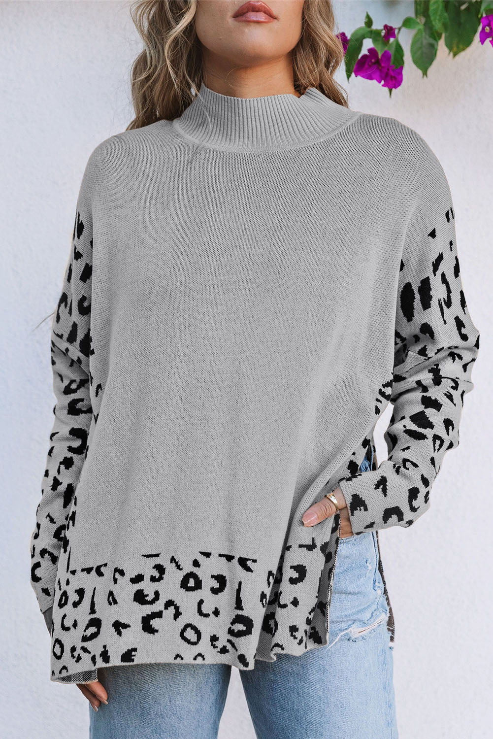 Suéter oversized de cuello alto gris con abertura lateral y estampado de leopardo