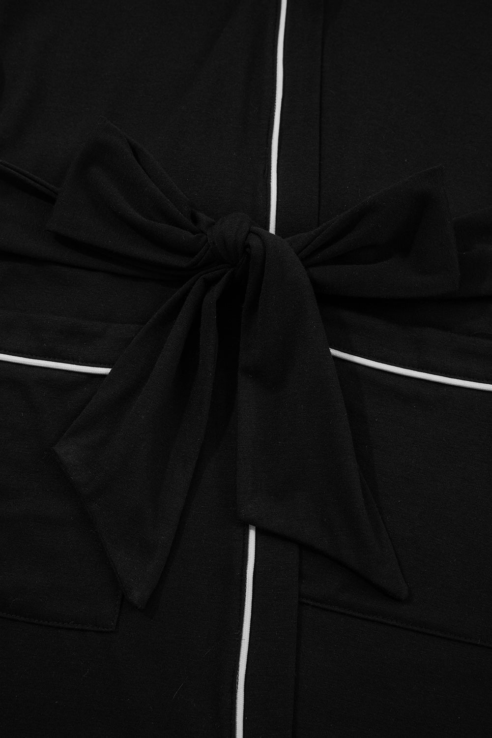 Conjunto de cárdigan con capucha y pantalones de salón con ribetes en contraste negros