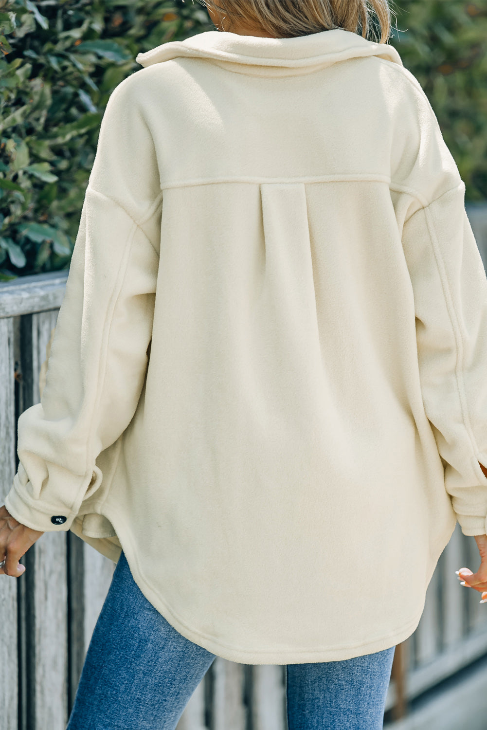 Camisa-chaqueta con botones y cuello vuelto de color beige