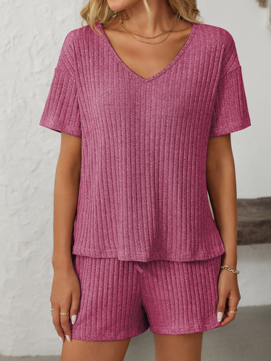 Conjunto de top de manga corta con cuello en V y shorts Mandy