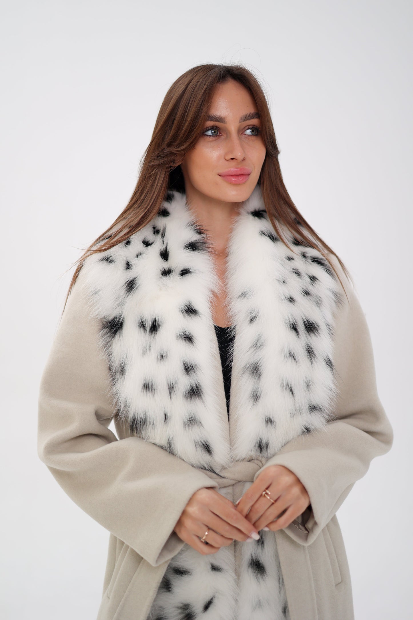 Abrigo envolvente de lana virgen de zorro ártico auténtico