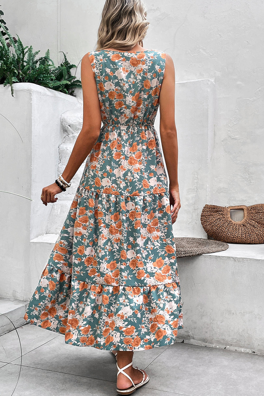 Vestido largo de fiesta sin mangas con cuello de pico, ajuste en la cintura con lazo y estampado floral verde