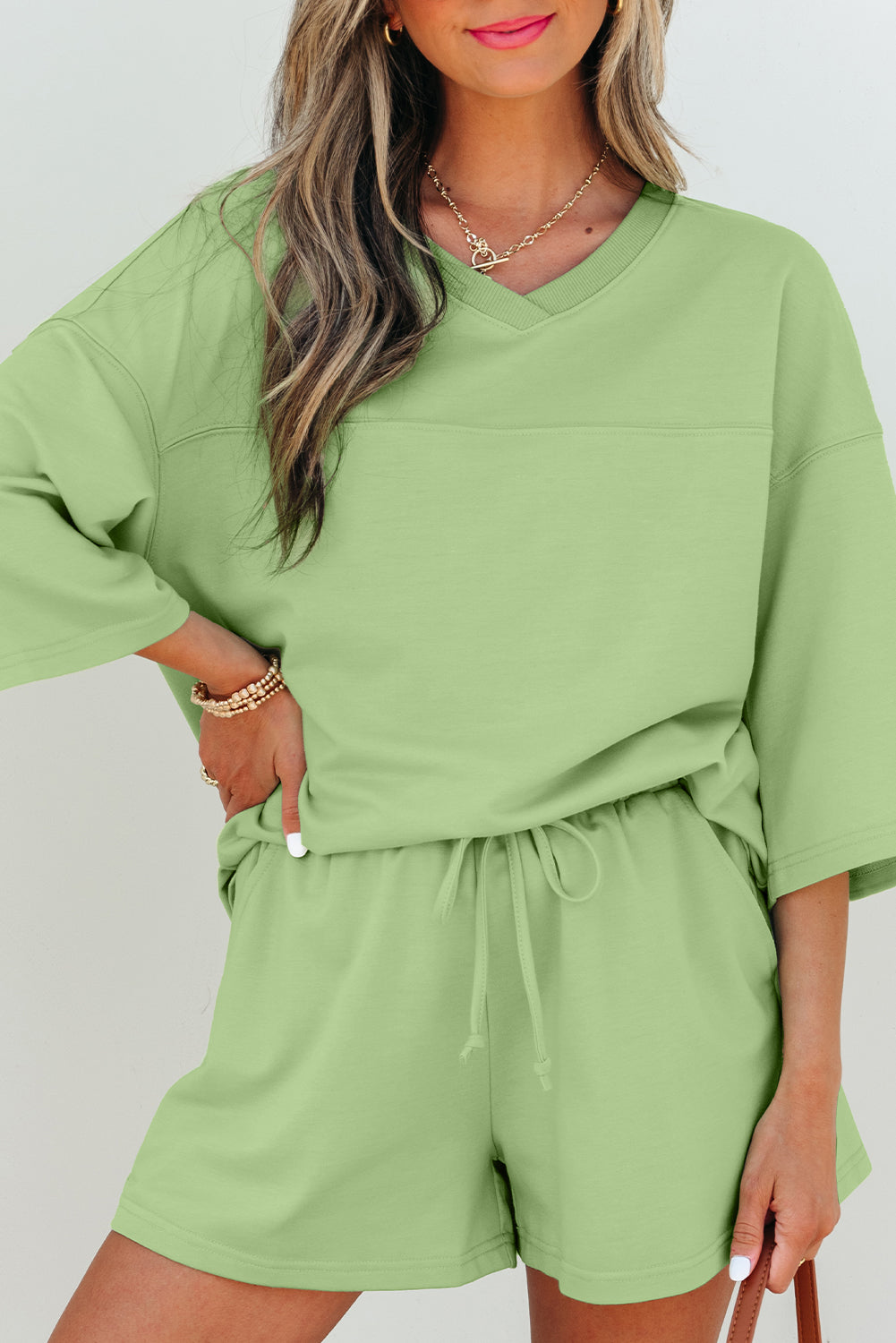 Conjunto de camiseta y shorts verde Meadow Mist de manga corta y cuello de pico suelto