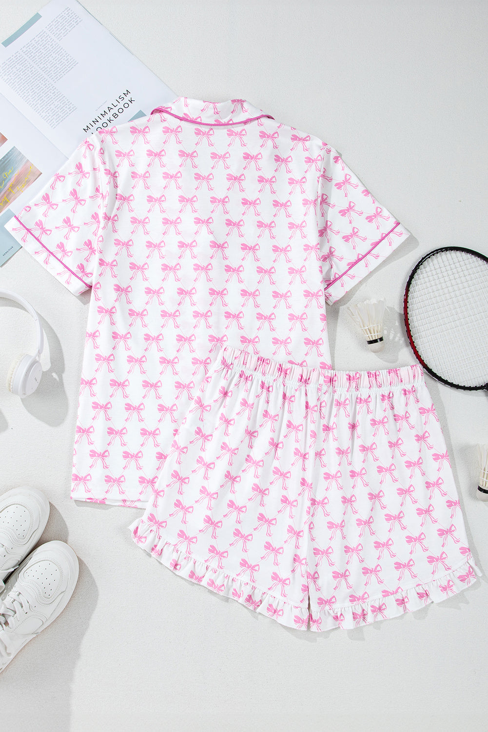 Conjunto de pijama de camisa con estampado de lazo rosa y shorts con dobladillo con volantes