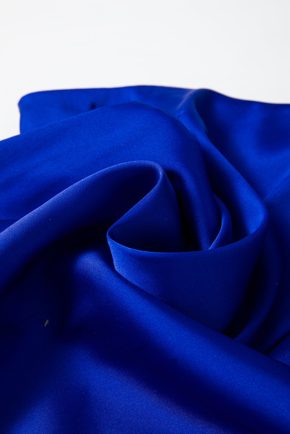 Blusa de satén asimétrica azul oscuro con una manga acampanada y un hombro al descubierto