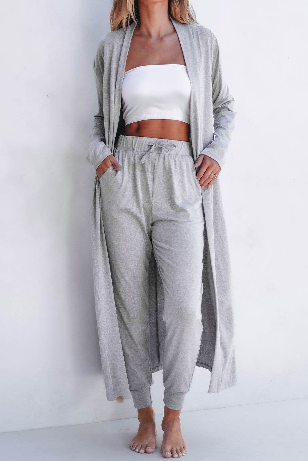 Conjunto de salón de cárdigan largo abierto y pantalones pitillo gris claro