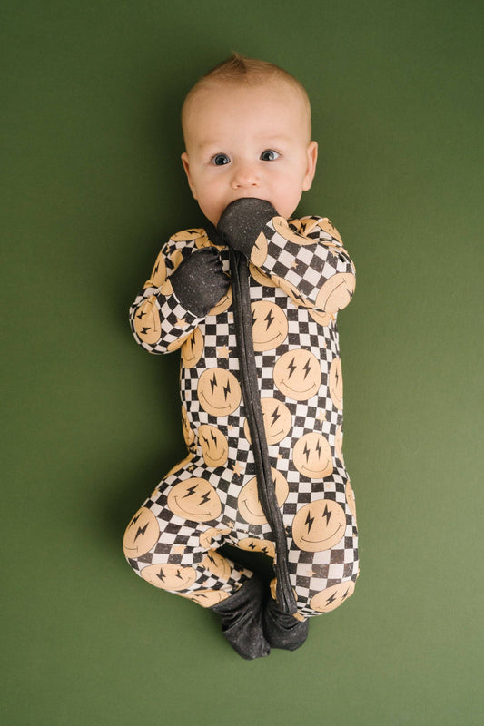 Pijama de bambú con estampado de cuadrados y caritas felices con relámpagos