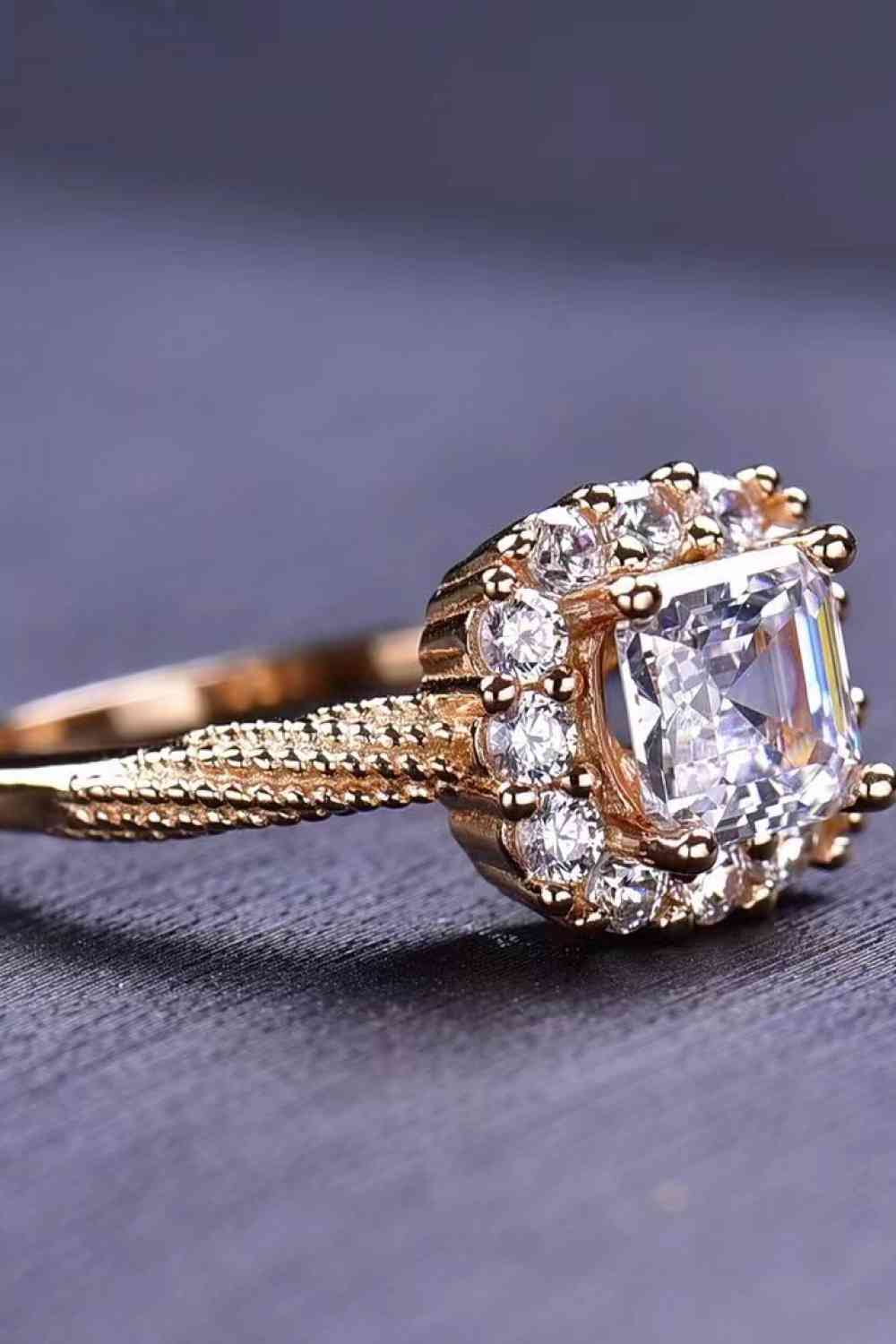 Anillo retorcido con moissanita de 1 quilate ElegantGem – Diseño minimalista en oro rosa de 18 quilates Ver tabla de tallas en "más detalles"