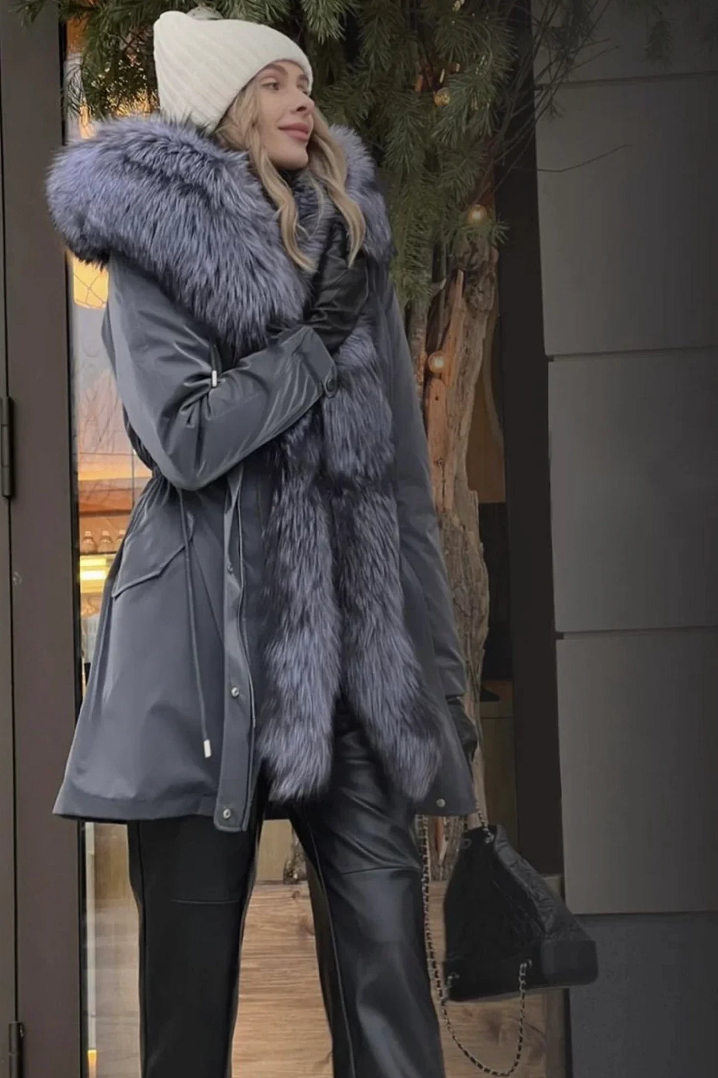 Parka Forrada con Capucha de Zorro Plateado Genuino y Aislamiento de Conejo