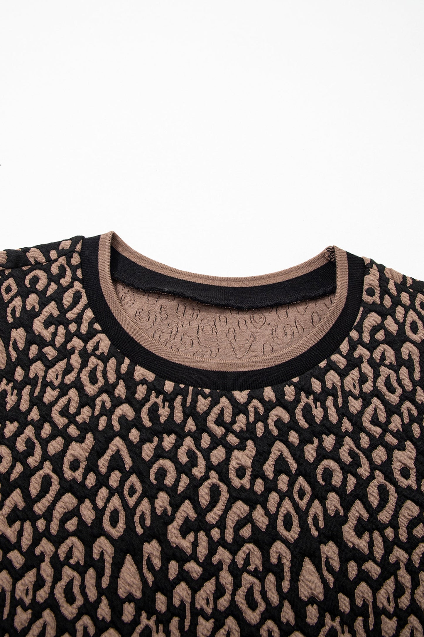 Top de manga abullonada con estampado de leopardo, ribete en contraste y cuello redondo