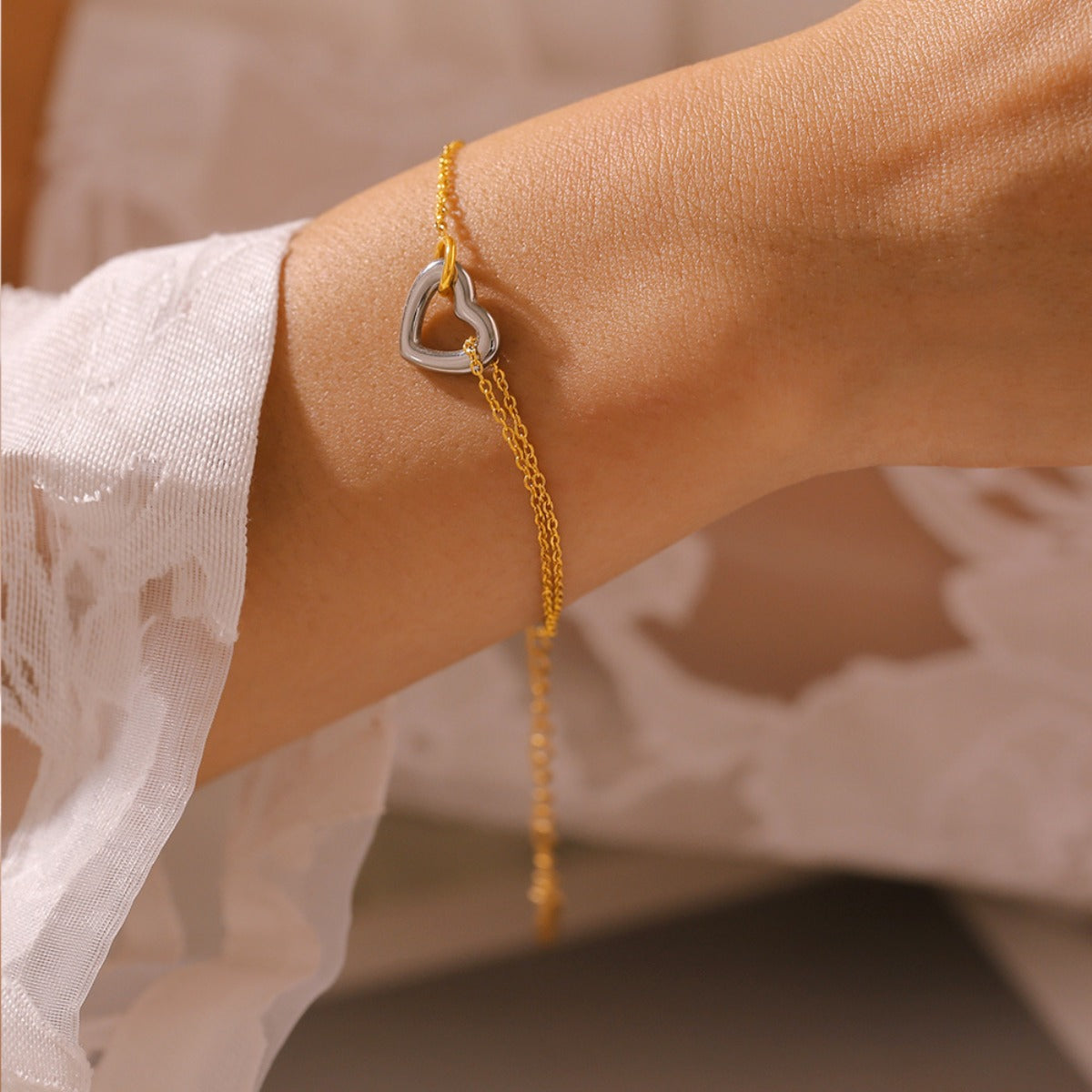 Pulsera de corazón chapada en oro de 18 quilates