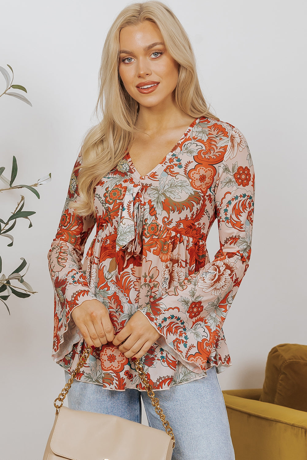 Blusa Naranja Estampado Floral con Nudo, Escote Pronunciado y Mangas Acampanadas