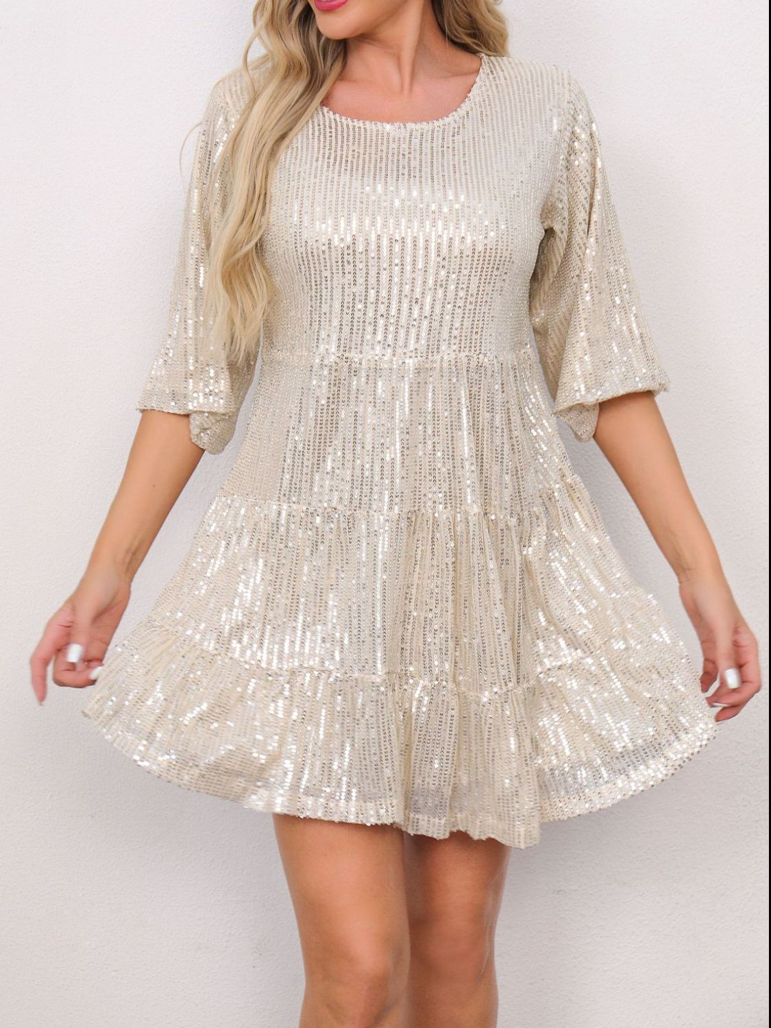 Minivestido de lentejuelas de cuello redondo y manga corta