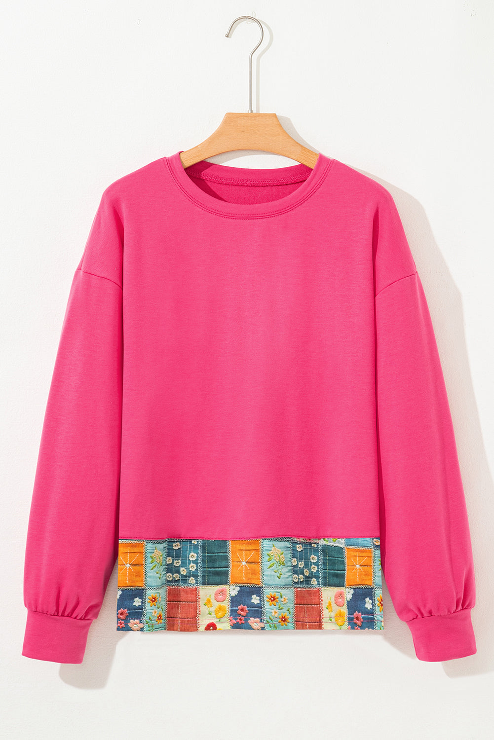 Top informal con bajo floral patchwork rosa fresa y cuello redondo