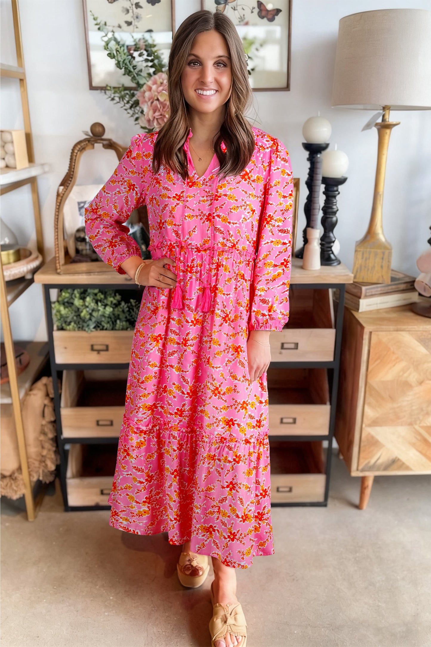Vestido largo floral rosa de manga larga con cuello en V y borlas anudadas