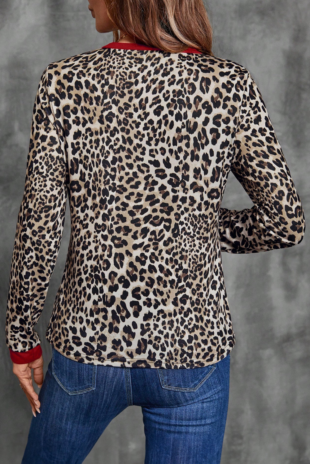 Top de manga larga con cuello redondo y estampado de leopardo marrón con ribete en contraste