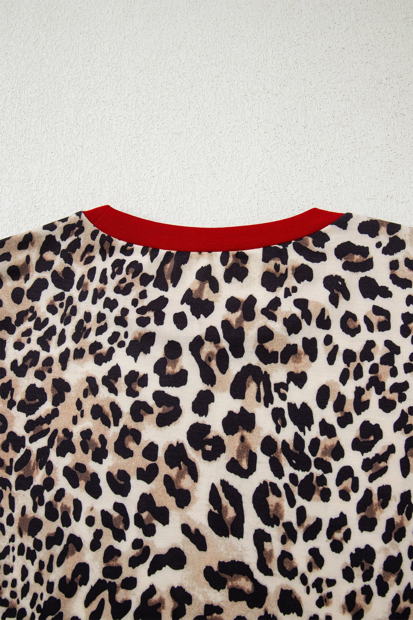 Top de manga larga con cuello redondo y estampado de leopardo marrón con ribete en contraste