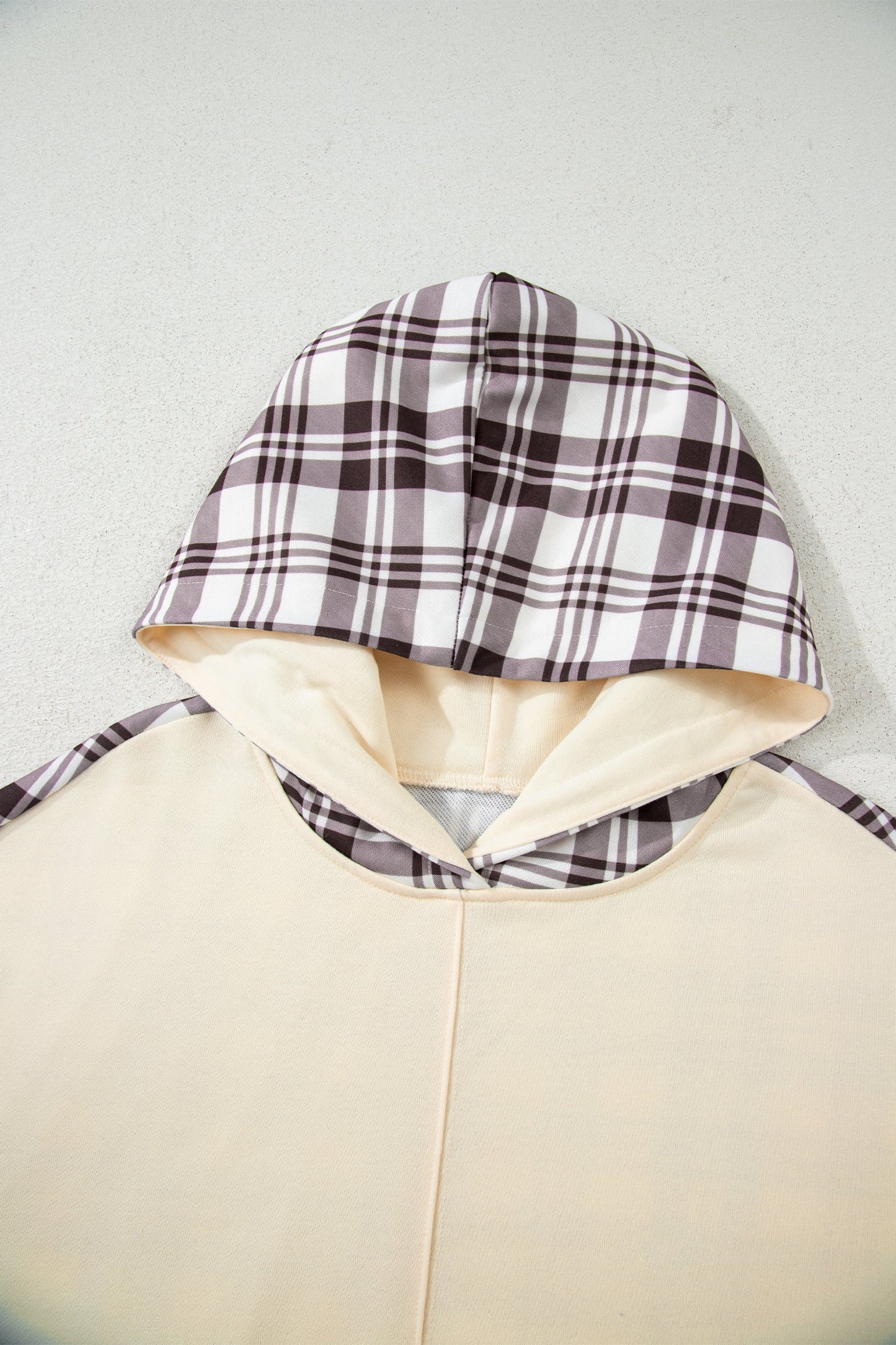 Sudadera con abertura lateral y retales de cuadros beige
