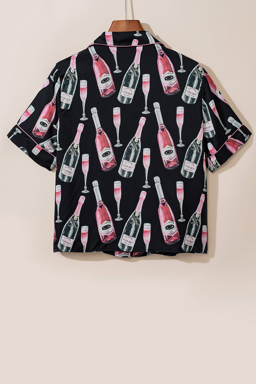 Conjunto de top de manga corta y shorts con estampado de champán