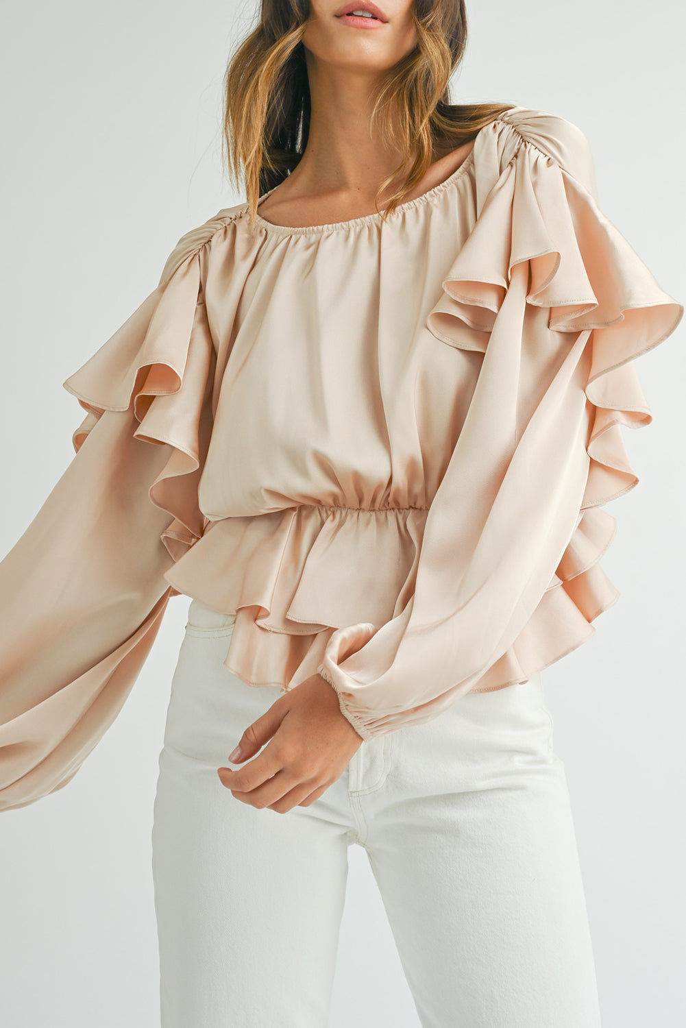 Blusa peplum con volantes, espalda con abertura tipo ojo de cerradura y cordones color avena