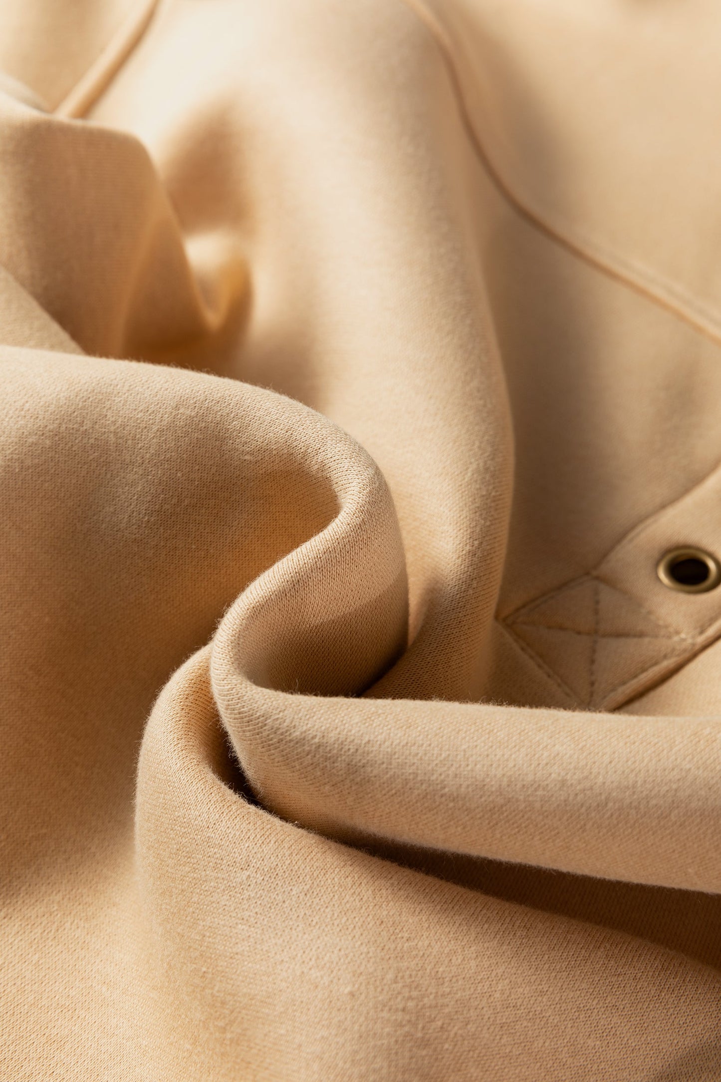 Sudadera con cuello de pico, detalles de ojales y color beige francés claro
