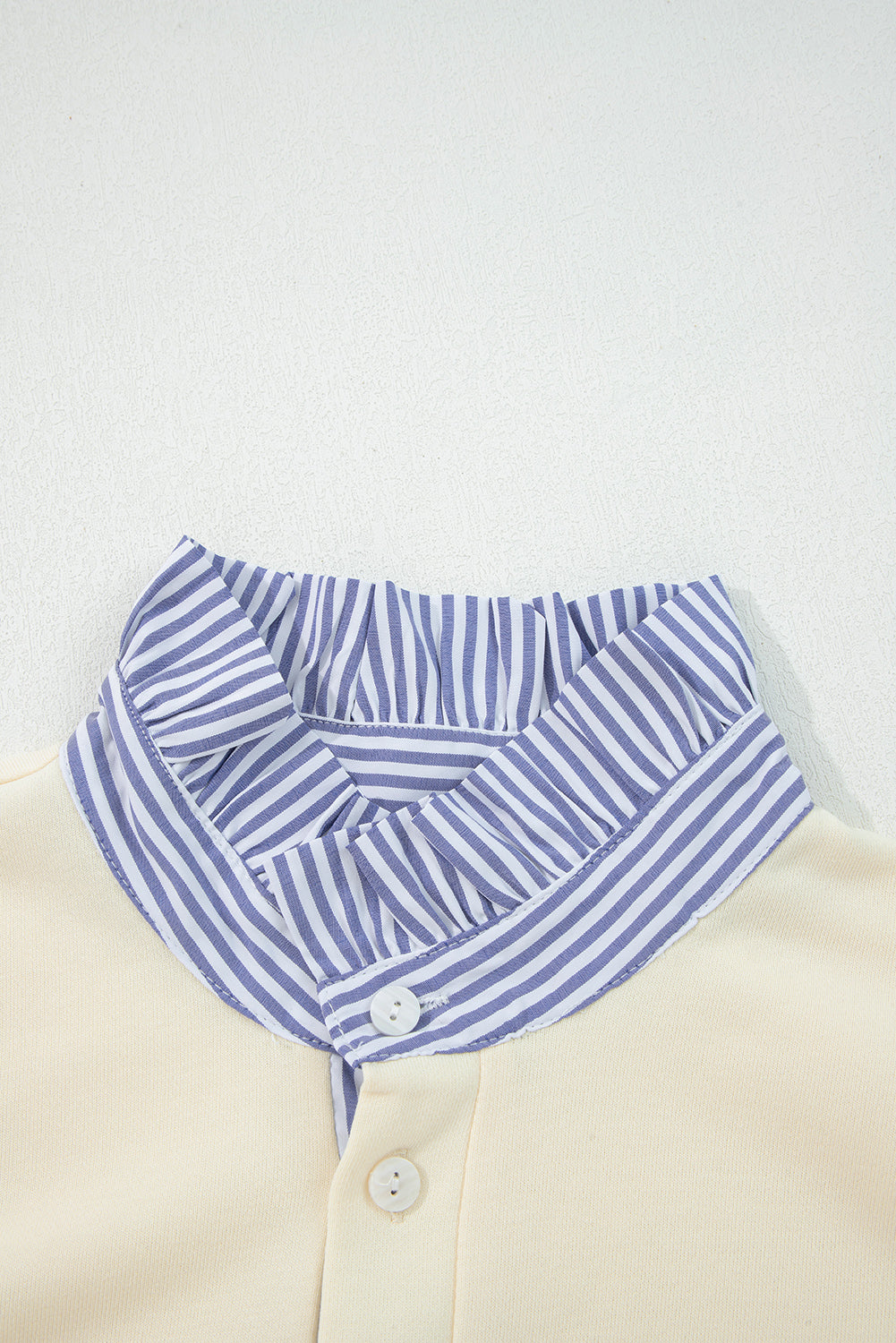 Sudadera con cuello a rayas, mangas abullonadas y parches, con botones blancos