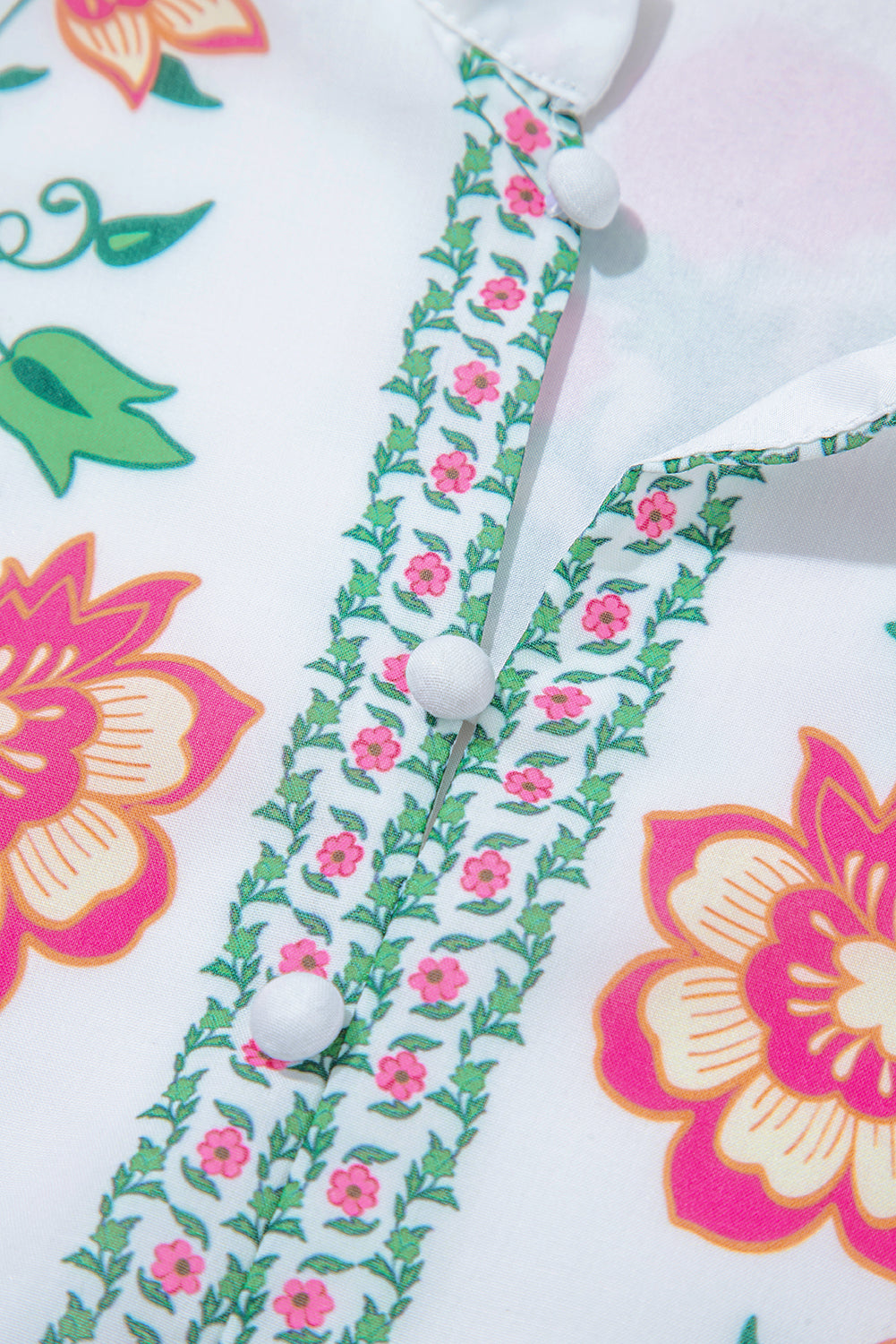 Vestido maxi con estampado floral blanco, cuello mandarín de medio botón y manga 3/4