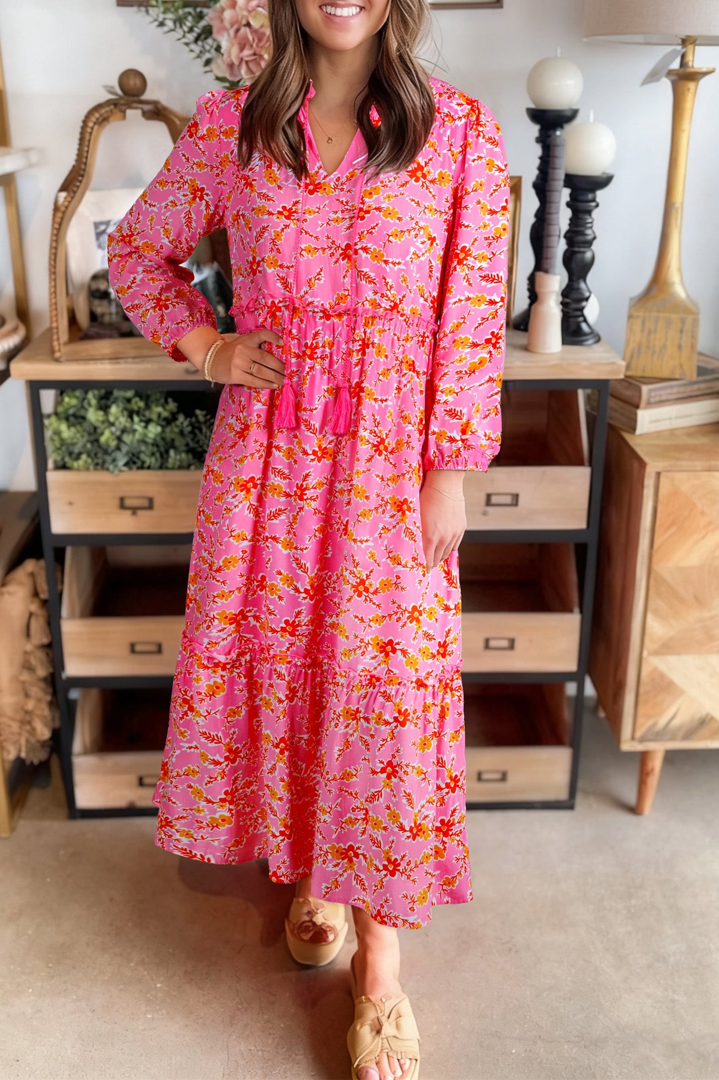 Vestido largo floral rosa de manga larga con cuello en V y borlas anudadas