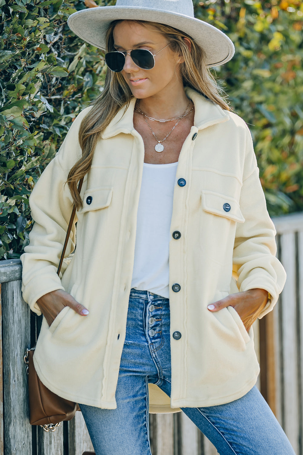 Camisa-chaqueta con botones y cuello vuelto de color beige