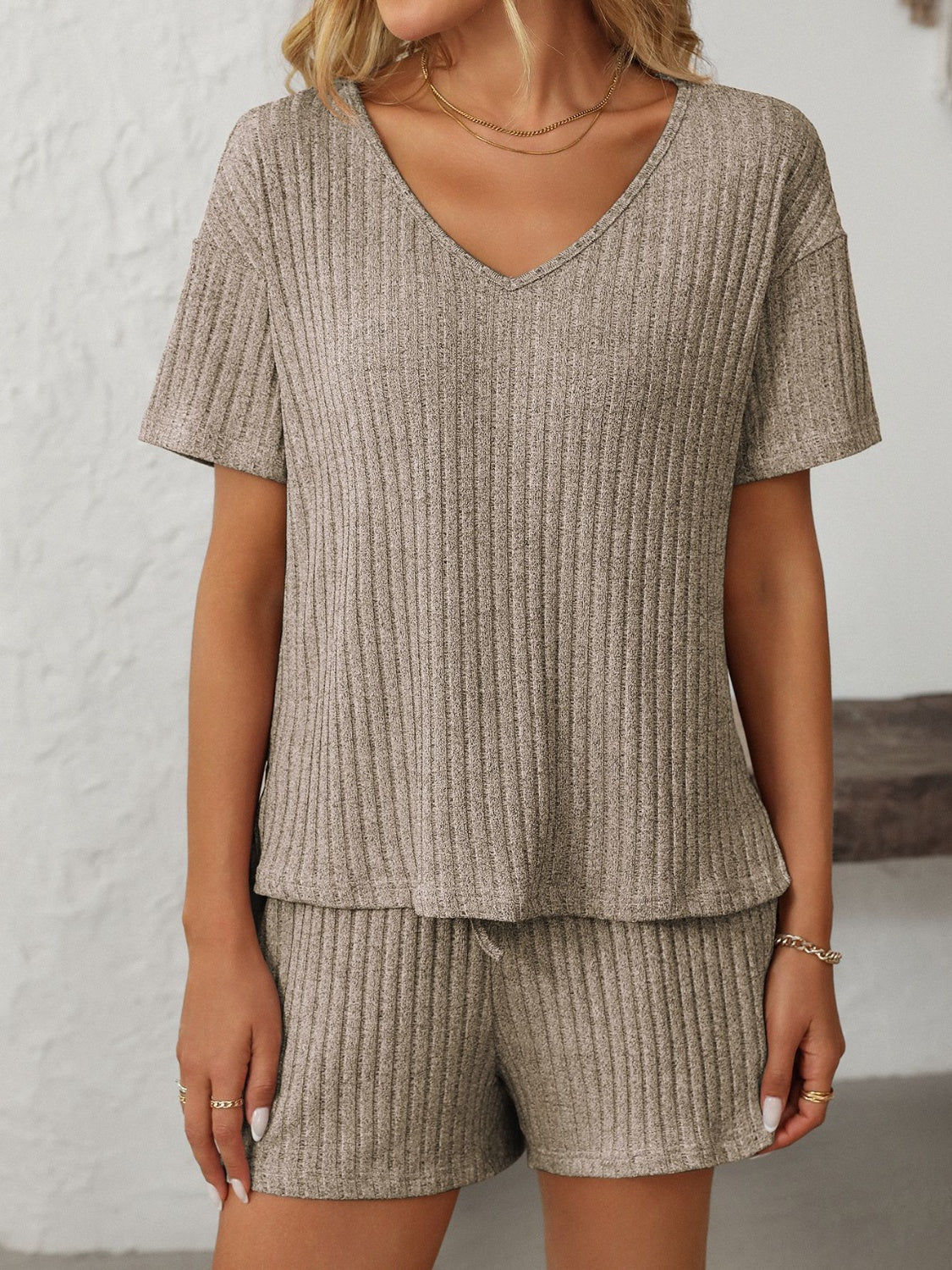 Conjunto de top de manga corta con cuello en V y shorts Mandy