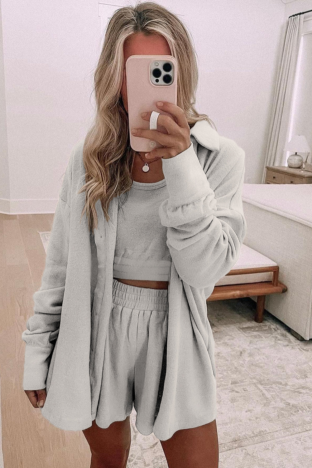 Conjunto de pijama de 3 piezas: top corto gris fruncido en el dobladillo, shorts sueltos y cárdigan