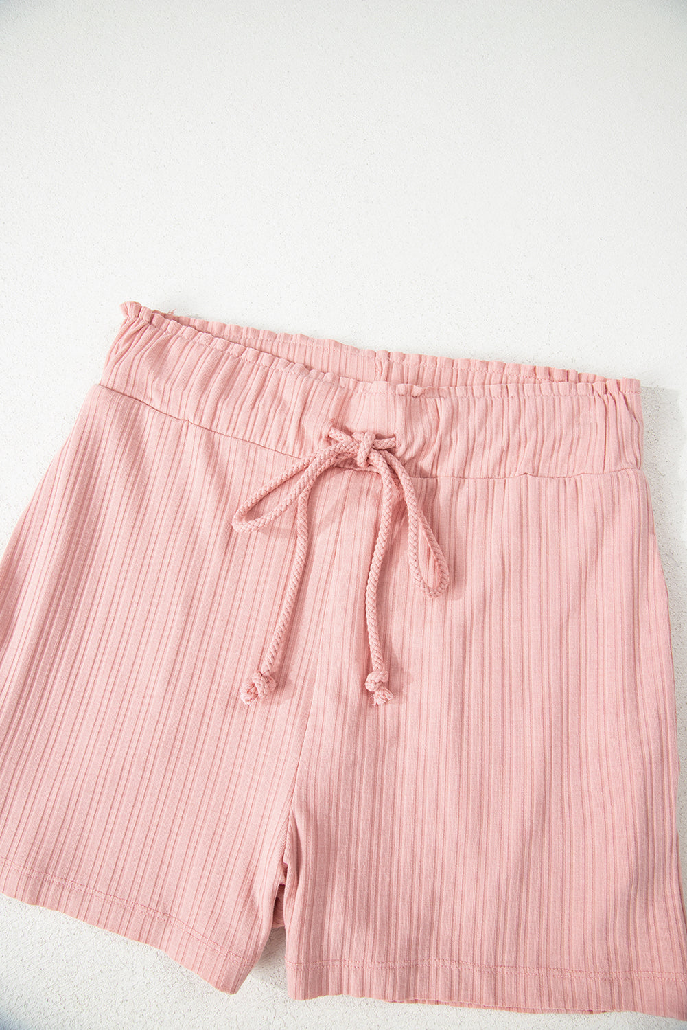 Conjunto de top sin mangas acanalado con botones y cuello en V color rosa gossamer y pantalón corto