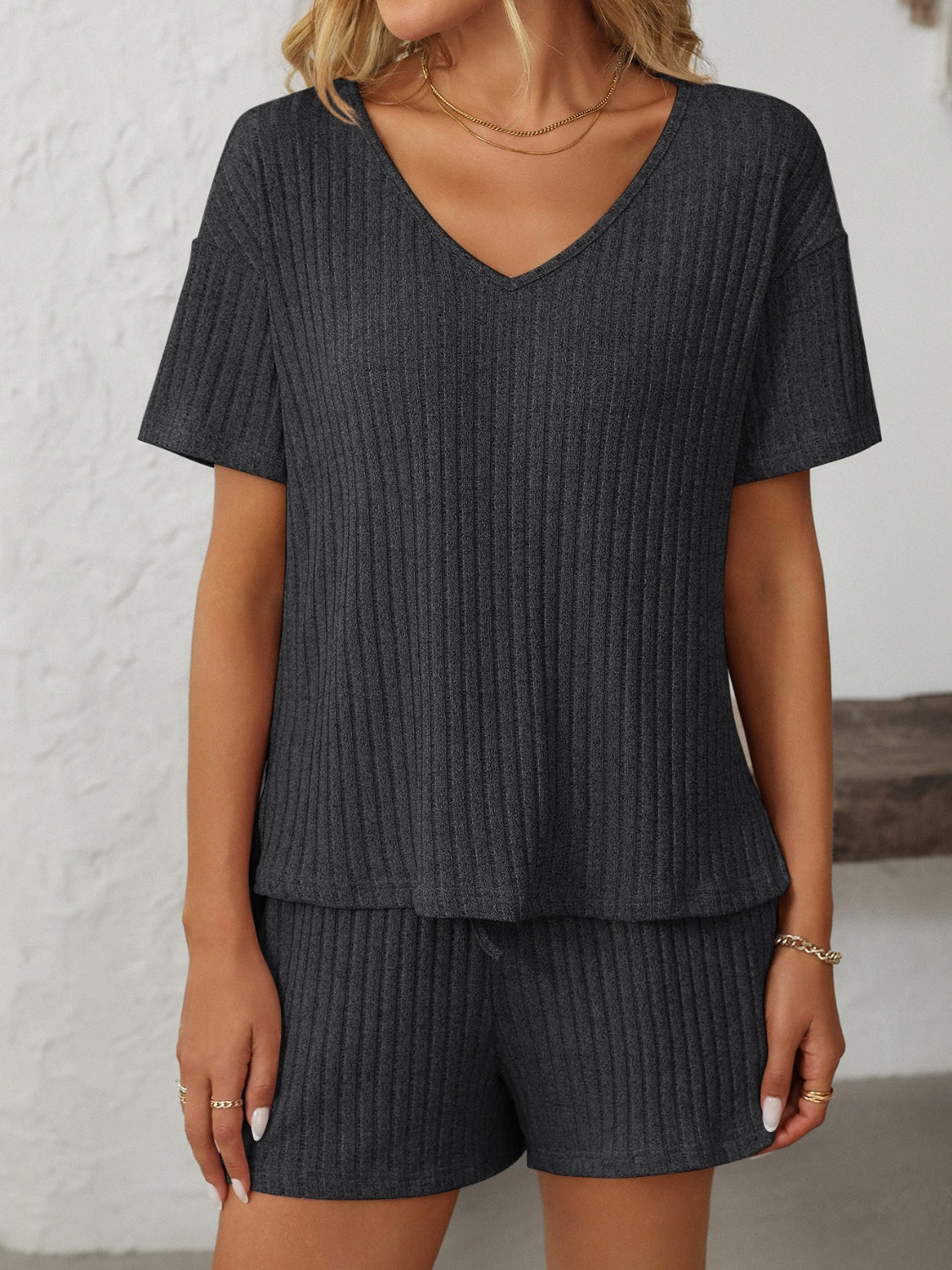 Conjunto de top de manga corta con cuello en V y shorts Mandy