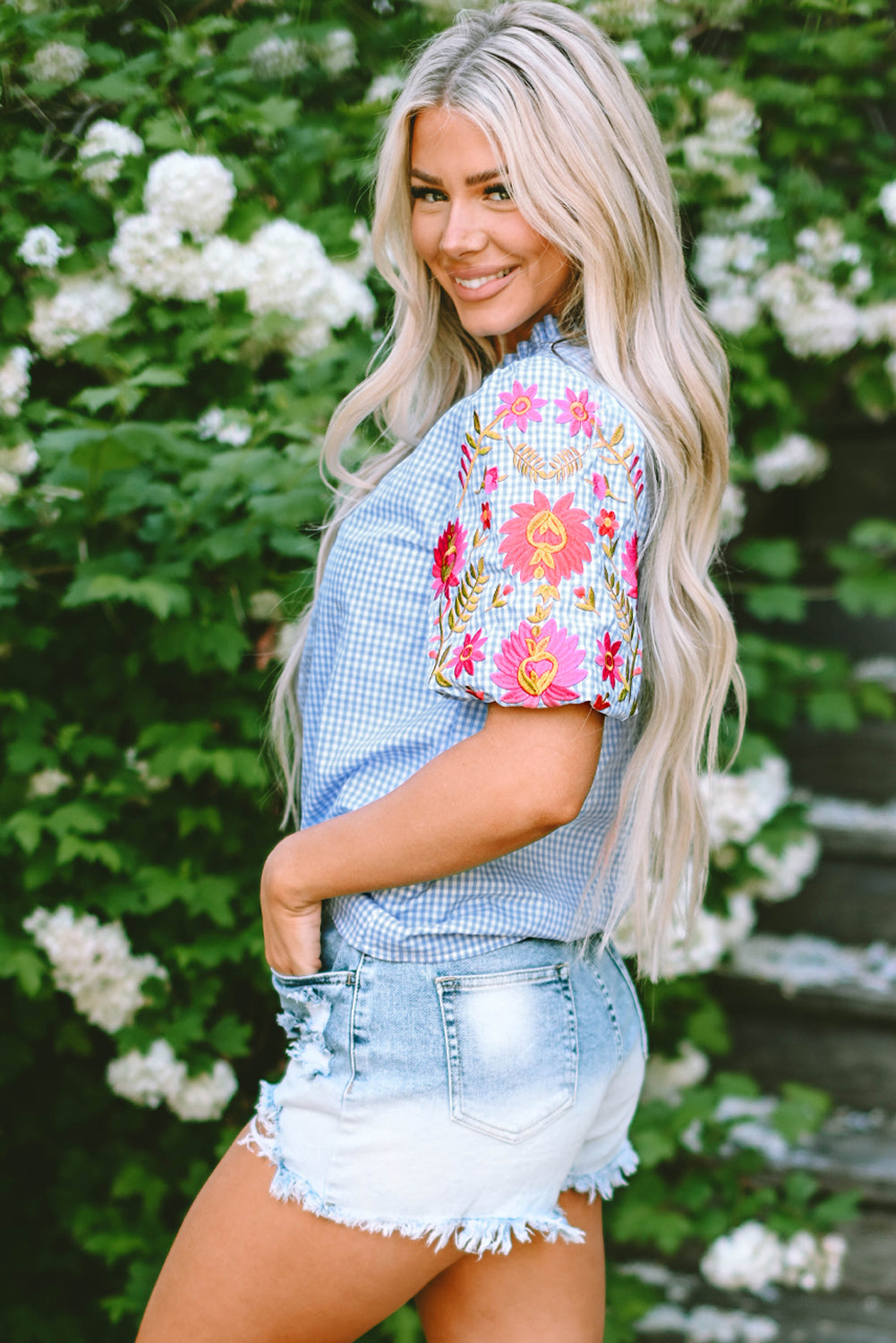 Blusa azul claro de cuadros vichy con bordado floral y mangas abullonadas