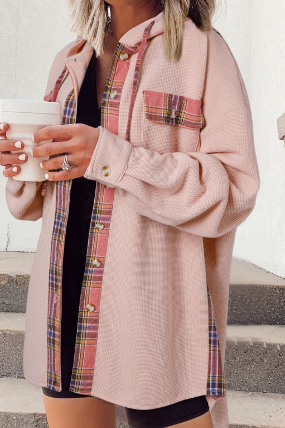 Chaqueta tipo camisa con capucha y cordón, patchwork de cuadros y tejido de gofre