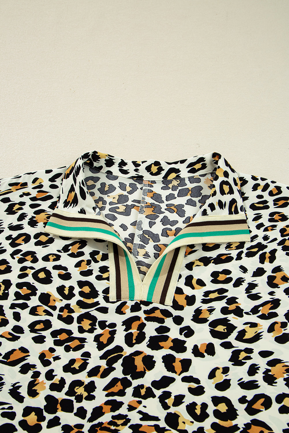 Top de manga larga a rayas con escote en V y estampado de leopardo caqui