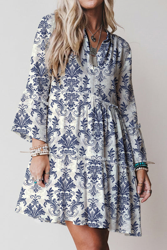 Minivestido azul cielo con estampado floral bohemio, ribete de lechuga y manga 3/4