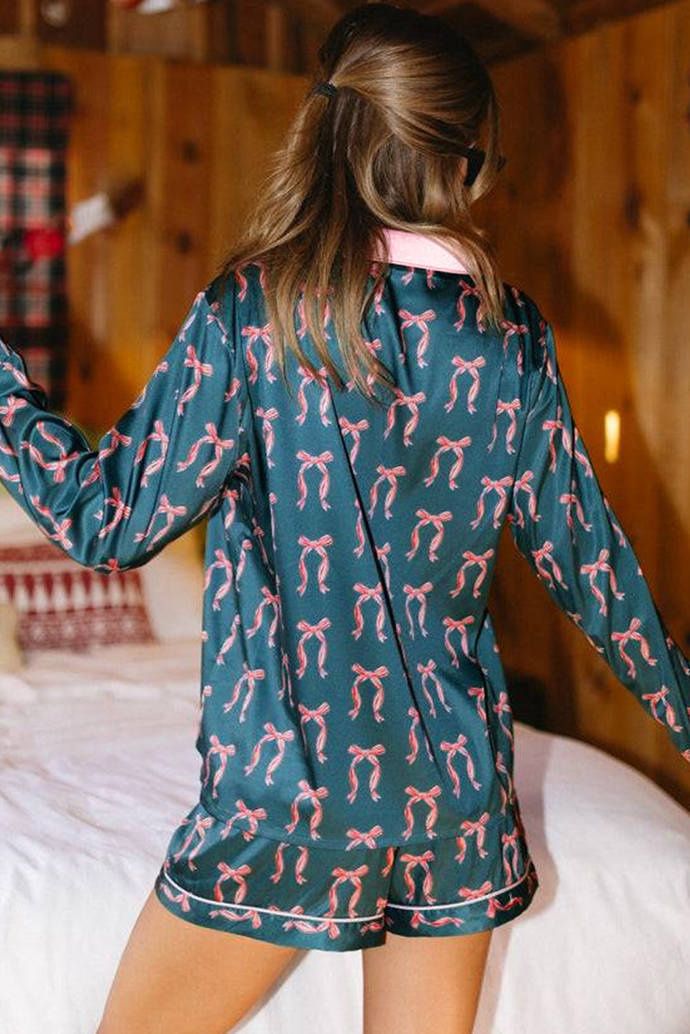 Camisa de manga larga sedosa con estampado de lazo verde y pantalones cortos de 2 piezas - Conjunto de pijama