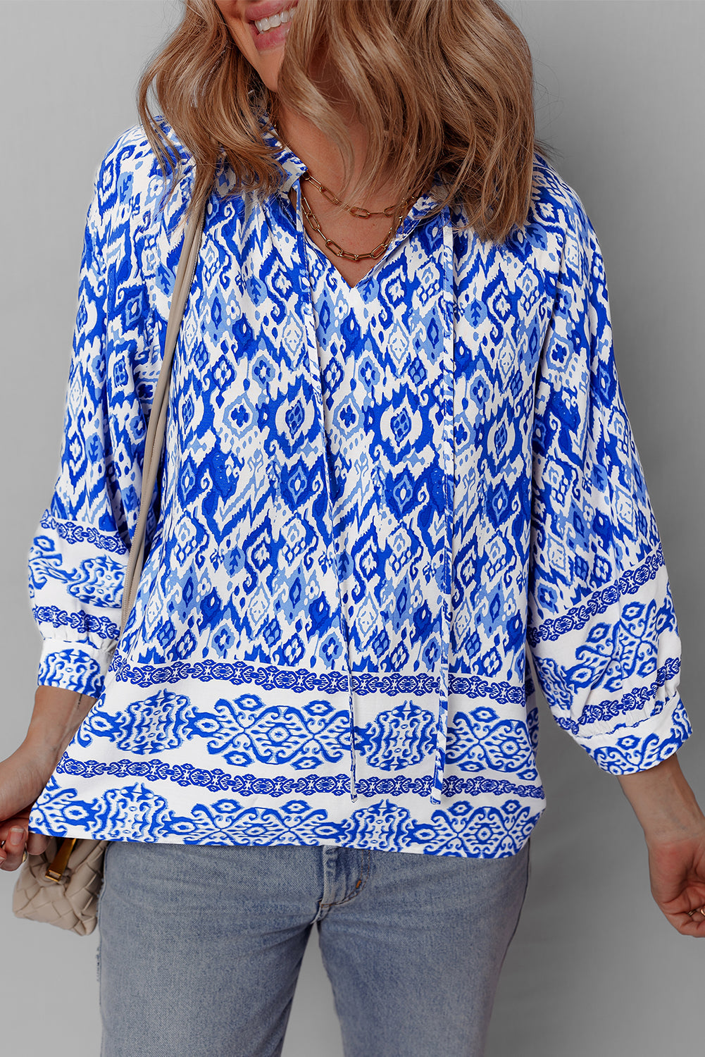 Blusa azul bohemia estampada con cuello anudado y manga 3/4
