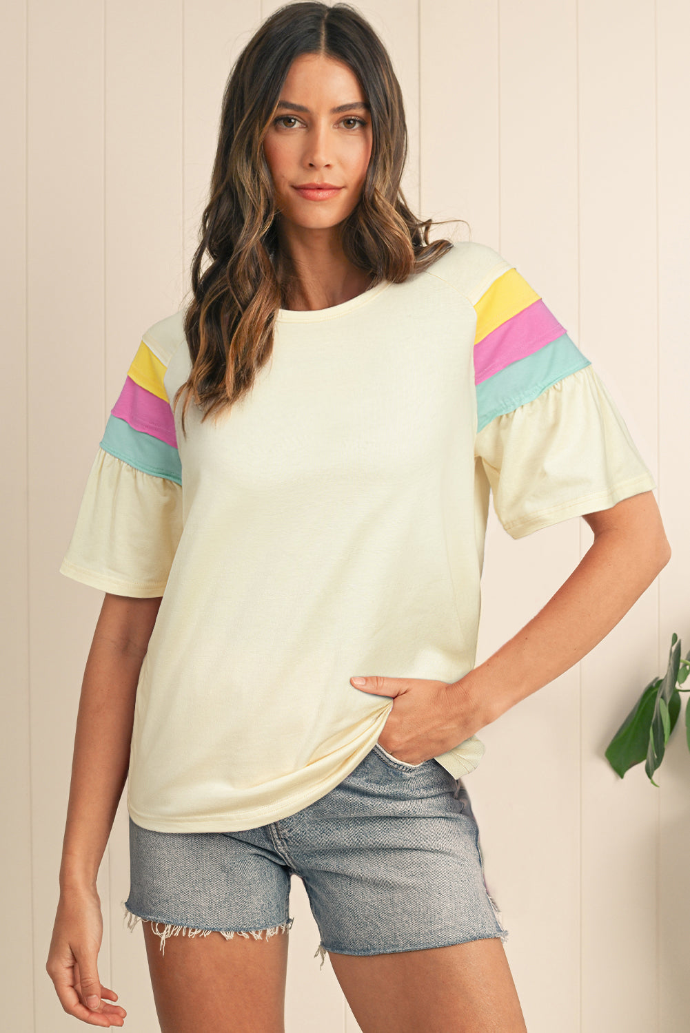 Camiseta blanca de manga corta y cuello redondo con bloques de color