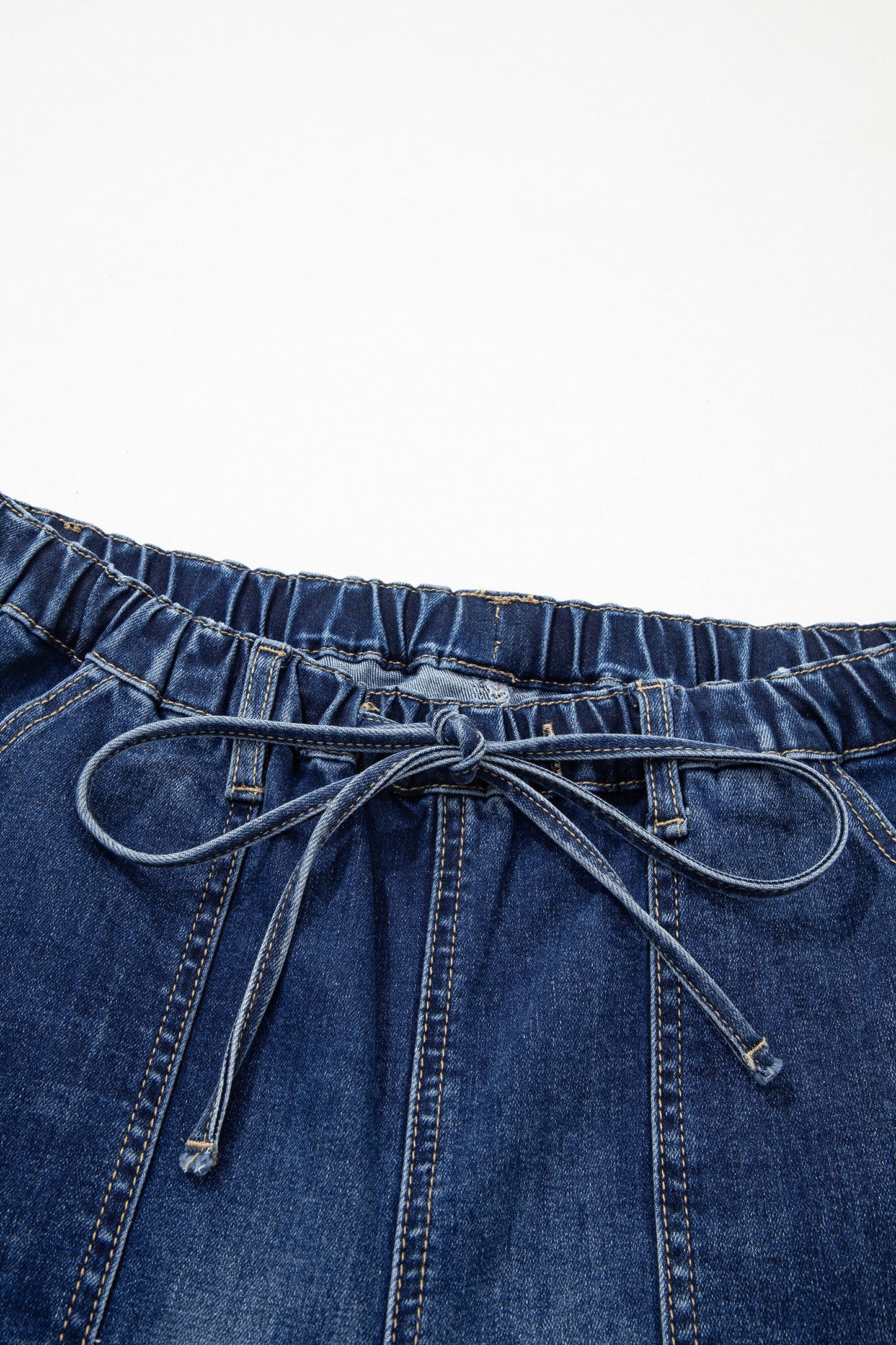 Pantalones vaqueros de pierna ancha con cordón azul de Prusia, detalle de costura y dobladillo sin rematar