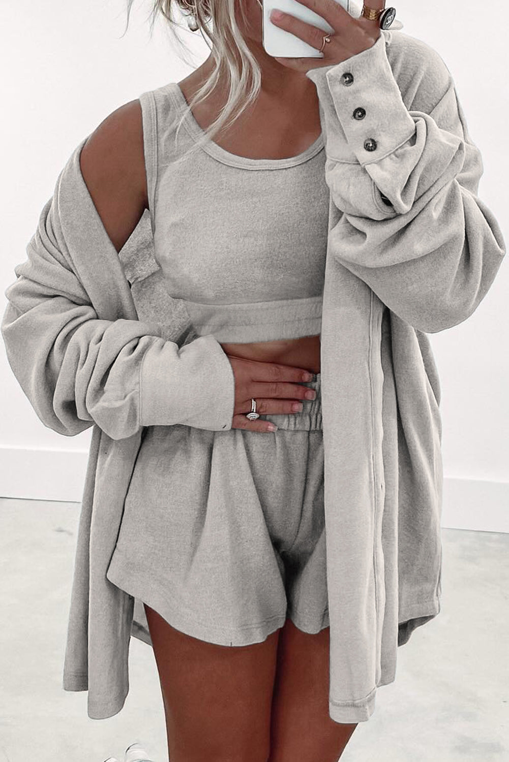 Conjunto de pijama de 3 piezas: top corto gris fruncido en el dobladillo, shorts sueltos y cárdigan