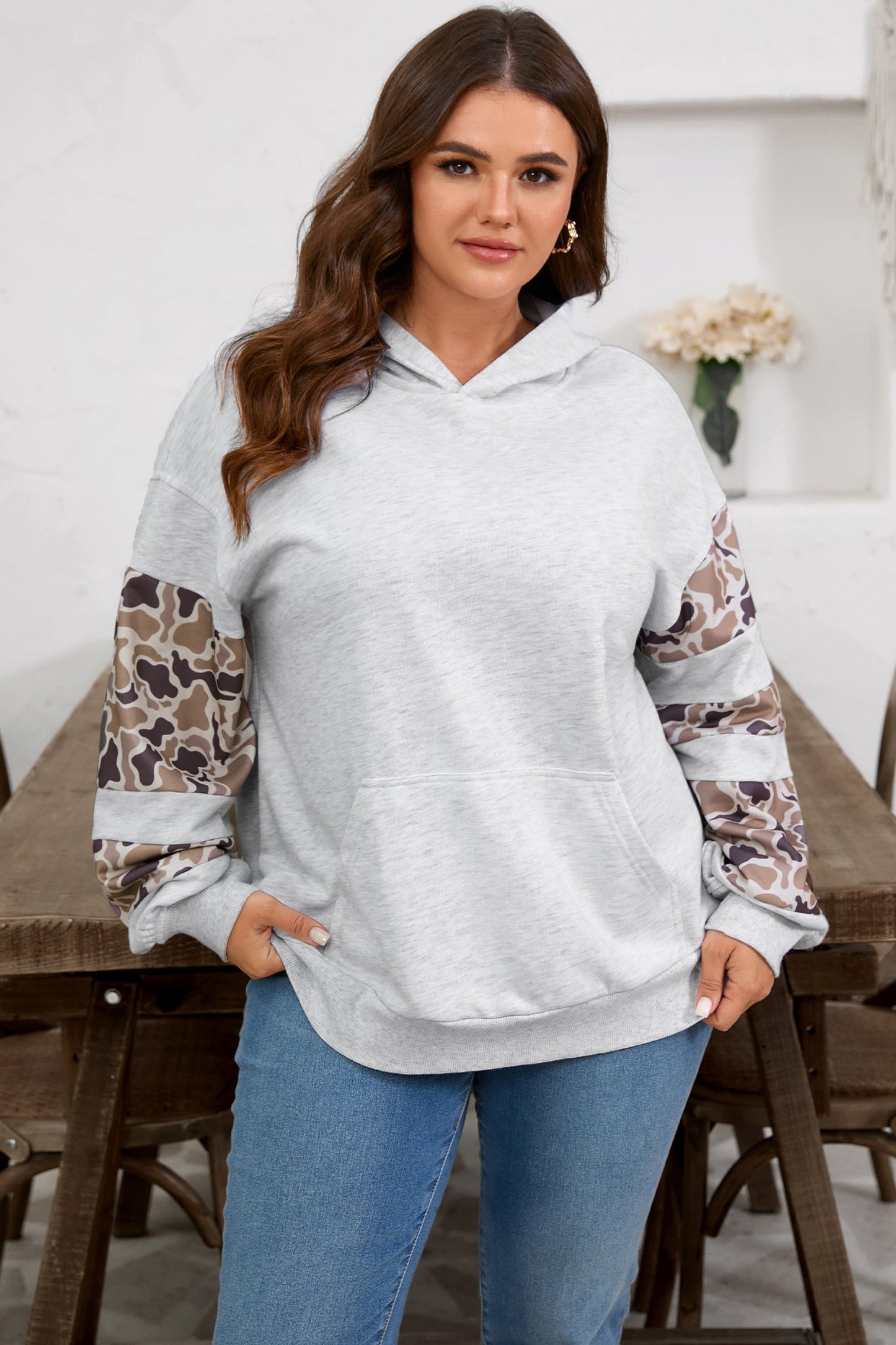 Sudadera con capucha de talla grande con manga asimétrica y retales de camuflaje gris claro