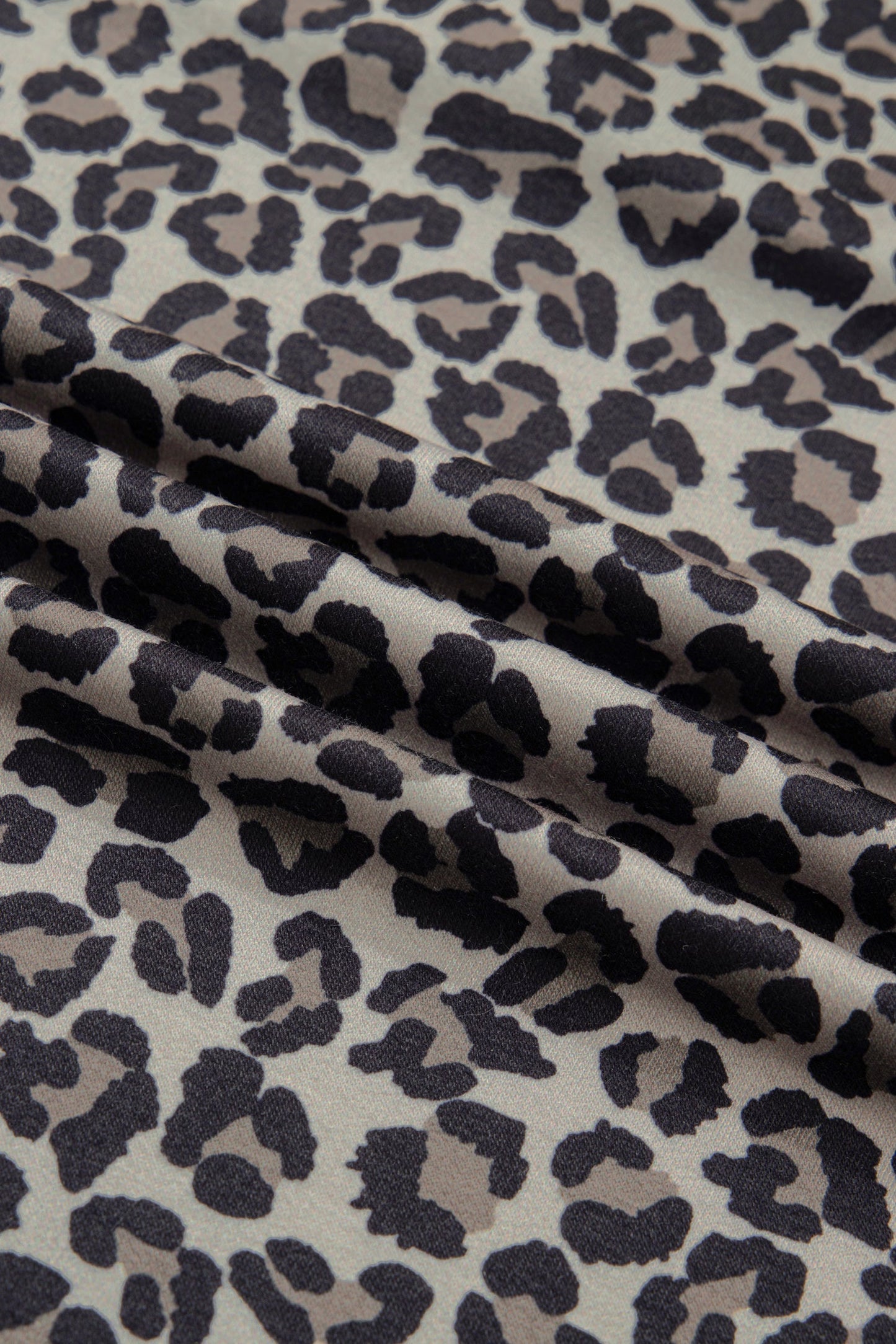 Top de manga corta tipo patchwork con cremallera, cuello alto y estampado de leopardo caqui con ribete a rayas