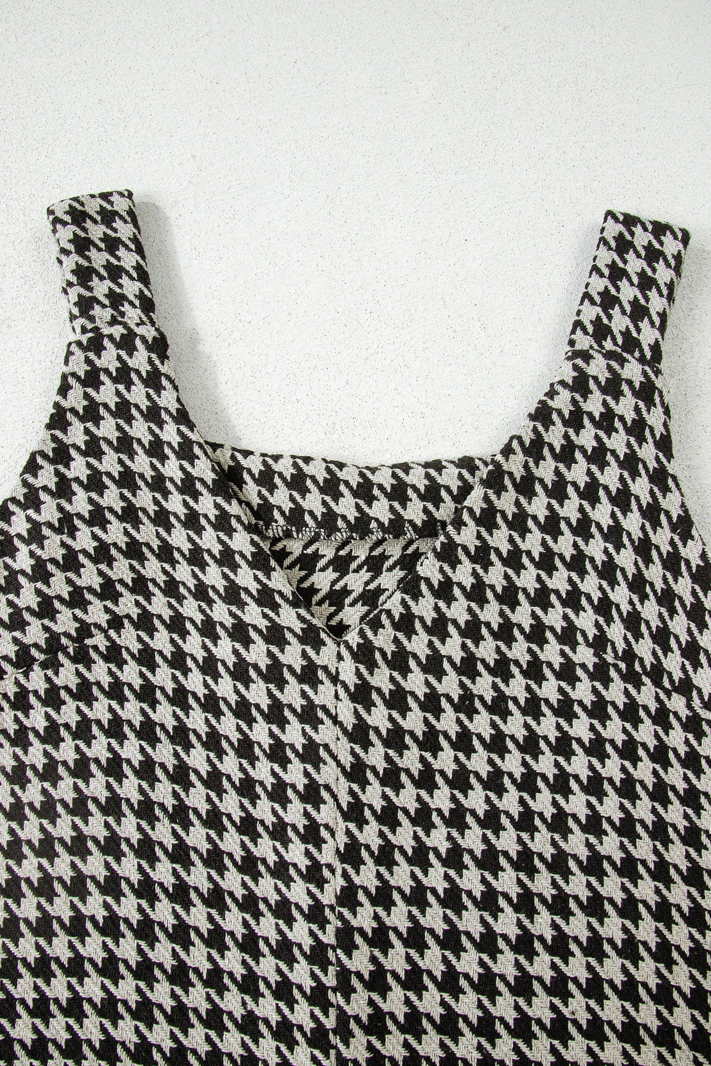 Minivestido sin mangas con cuello de pico y estampado de pata de gallo caqui