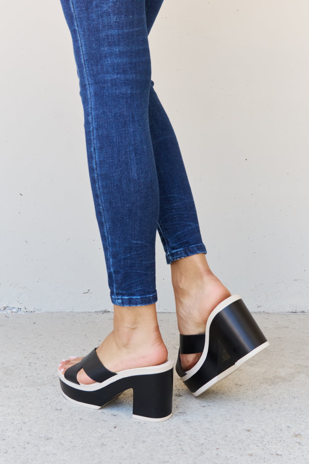 Sandalias de plataforma con contraste Weeboo Cherish The Moments en negro