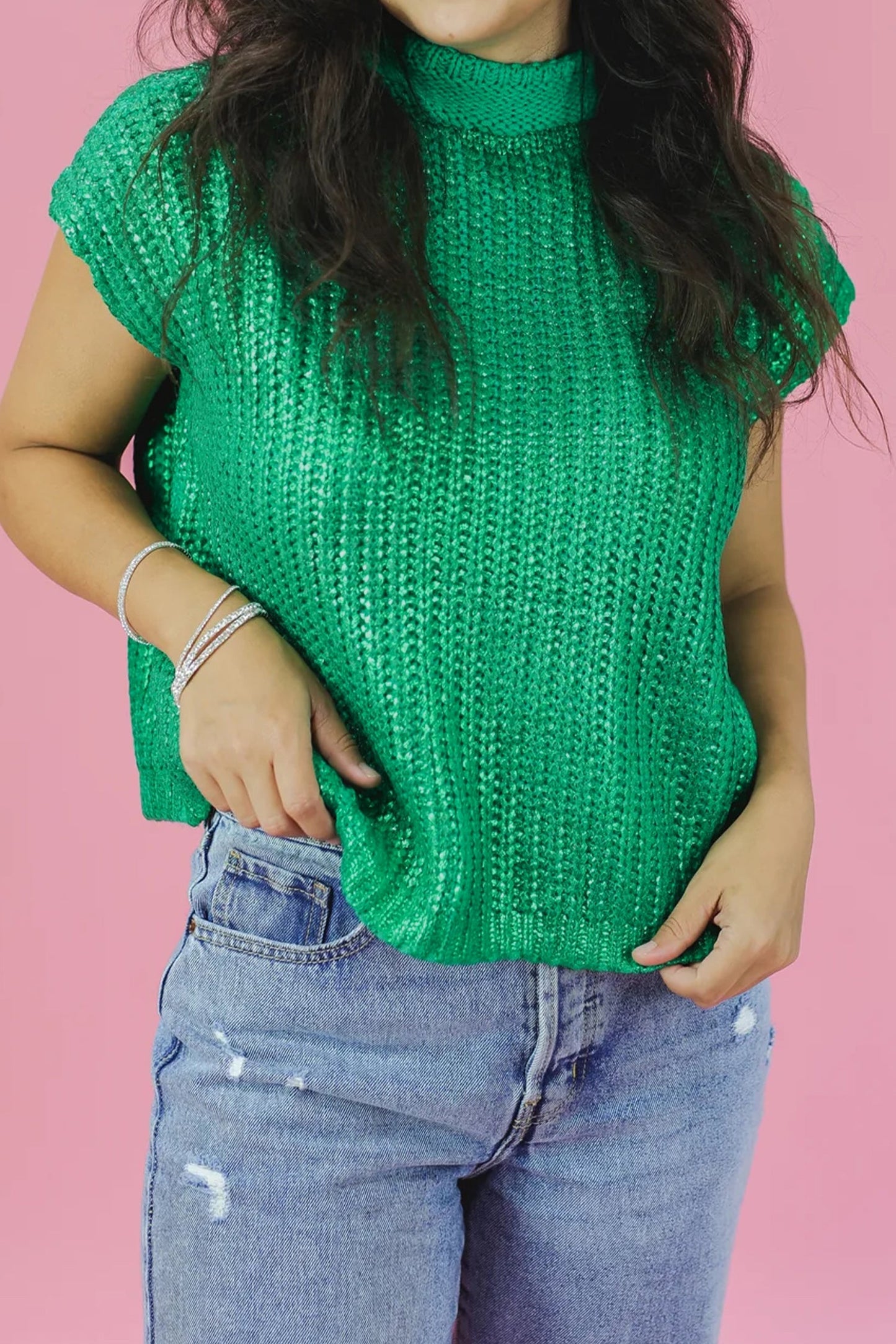 Suéter de punto de color verde brillante liso con cuello alto y manga corta